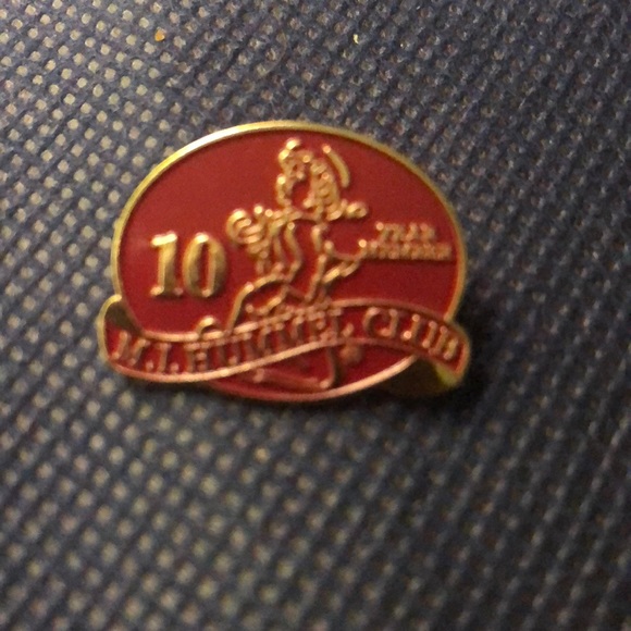 Vintage MI Hummel club 10 years PIN - Picture 1 of 7